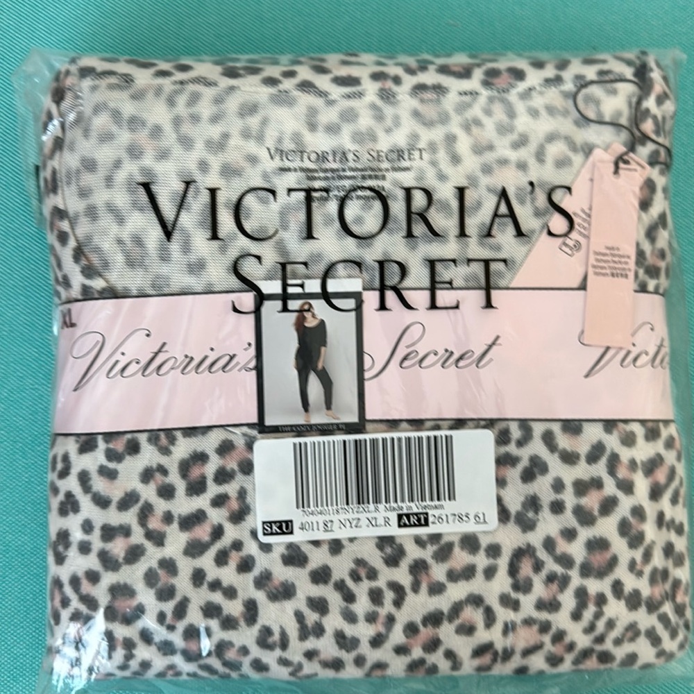 Victorias Secret Knit Crewneck & Jogger Set Cream & Gray Cheetah Print S…